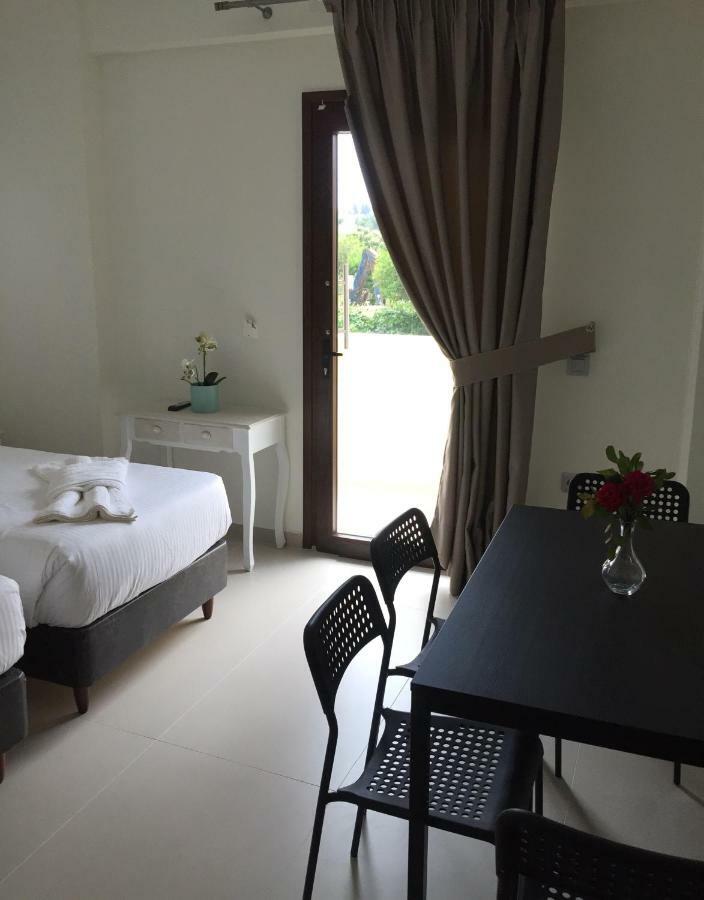 The Little Prince Luxury Suites Ipsos Exterior photo